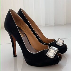 Woman’s badgley mischka black suede jeweled heels size 7